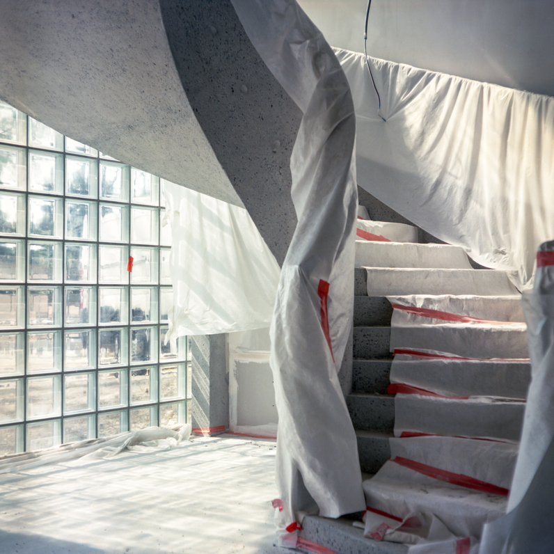 Candice Hazouard, 27 août 2024. De la série « Ancien bâti, futur musée », 2022-2024, réalisée à l’invitation du musée des beaux-arts de Rennes pour documenter le chantier de son nouveau site Maurepas. Parue in « La fabrique d’un musée », Bernard Chauveau édition, 2024.