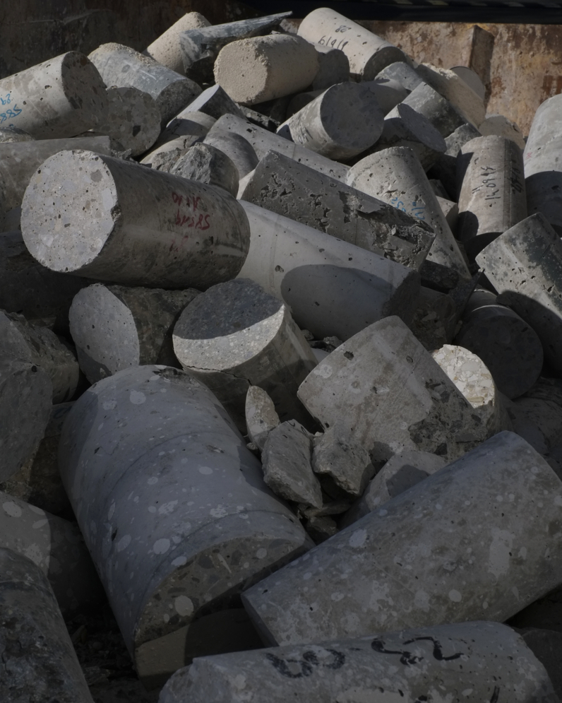 Éprouvettes de béton issues d'un laboratoire d'essais. Photographie : Anna Saint-Pierre.