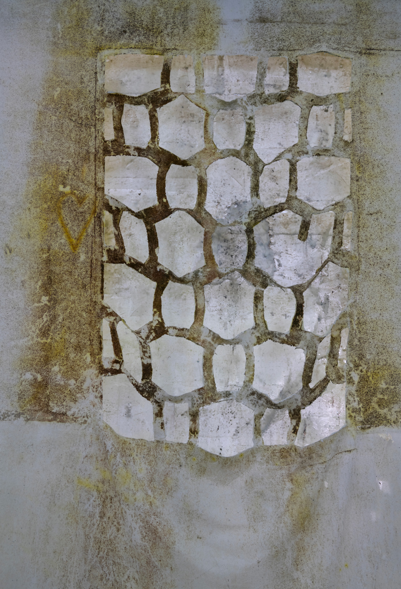 Exposition ANIMITAS, Joris Heraclito Valenzuela, Le Grand Café Saint-Nazaire, 2024. Empreinte de mur en  silicone. Photographie : Marc Domage.