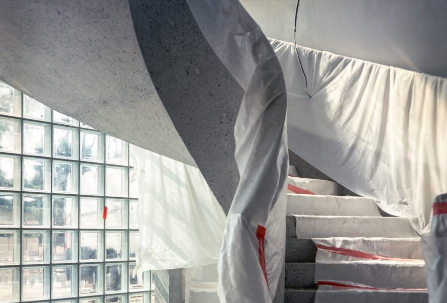 Candice Hazouard, 27 août 2024. De la série « Ancien bâti, futur musée », 2022-2024, réalisée à l’invitation du musée des beaux-arts de Rennes pour documenter le chantier de son nouveau site Maurepas. Parue in « La fabrique d’un musée », Bernard Chauveau édition, 2024.