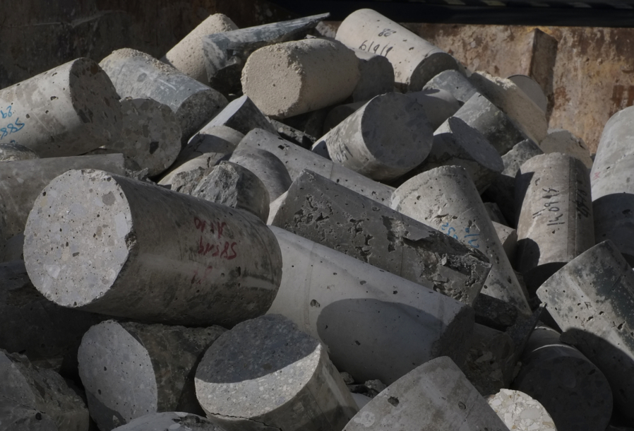 Éprouvettes de béton issues d'un laboratoire d'essais. Photographie : Anna Saint-Pierre.