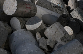 Éprouvettes de béton issues d'un laboratoire d'essais. Photographie : Anna Saint-Pierre.